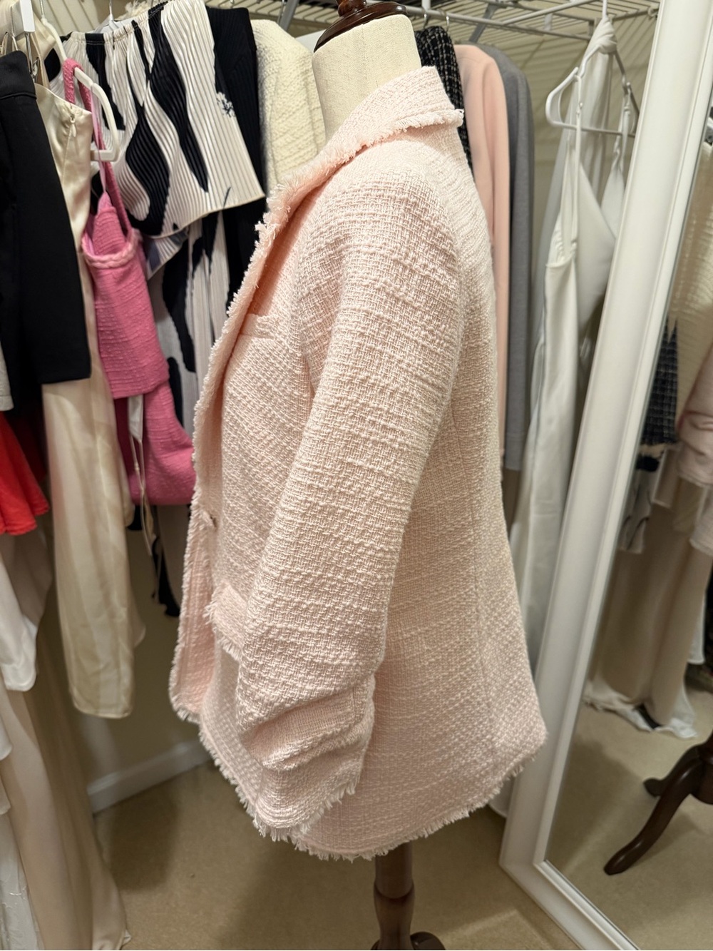 Elie Tahari Pink Bouclé Blazer & Shorts Suit Set Sz 10 (Cinq à Sept Khloe Dupe) - Picture 4 of 15